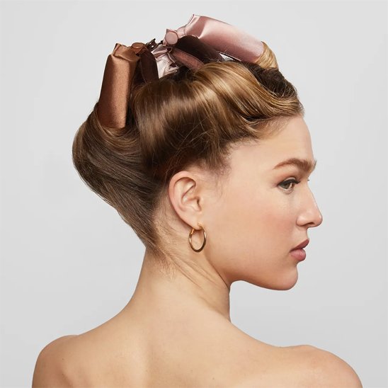 bigoudis en satin femme fait ses boucles