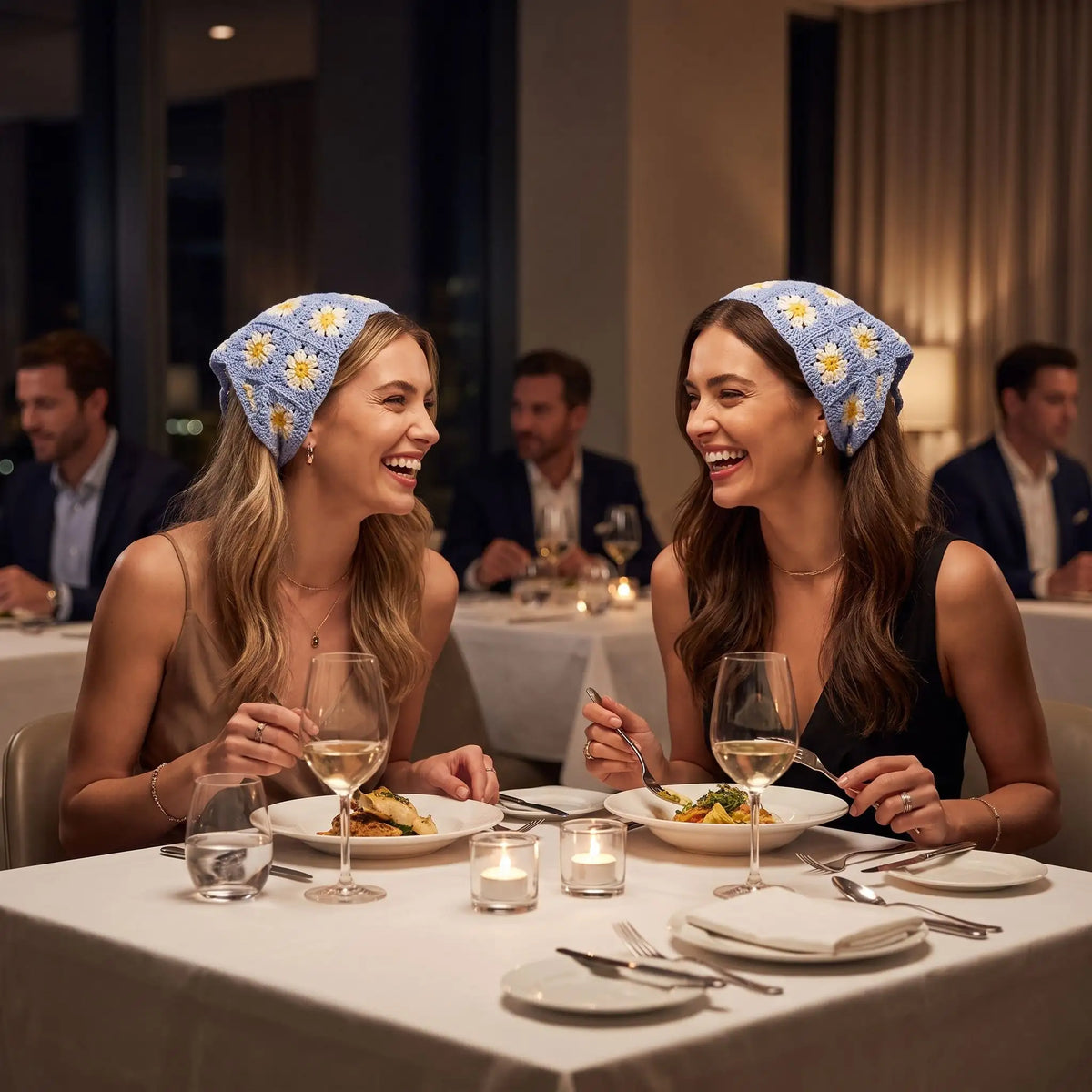 bandeau cheveux fleuri deux copines portant ce bandeau sont au restaurant