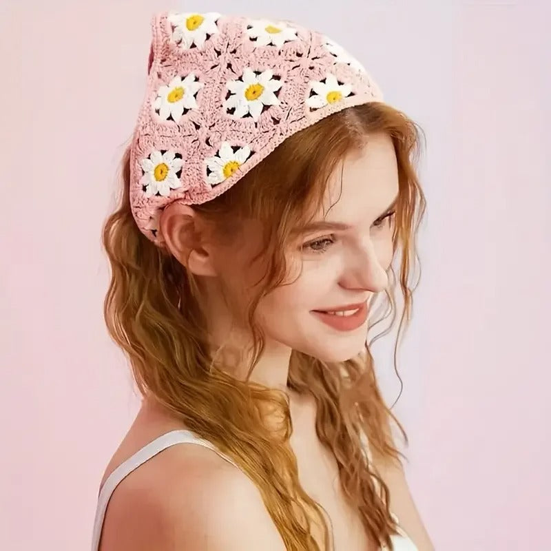 bandeau cheveux fleuri rose femme sourit