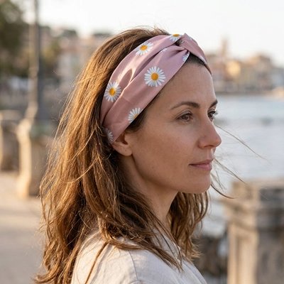  bandeau cheveux fleuri rose femme l'a mis sur sa tête