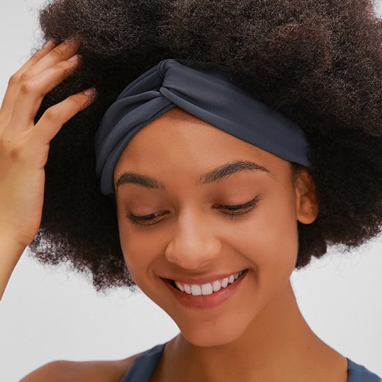 bandeau cheveux bleu femme sourit