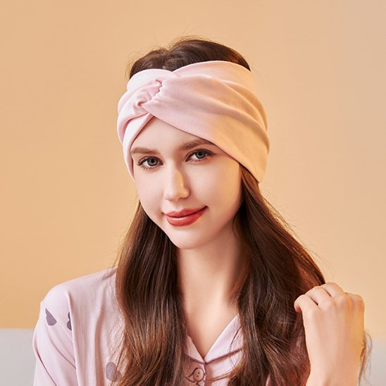 bandeau cheveux beige femme couvre ses cheveux avec le bandeau
