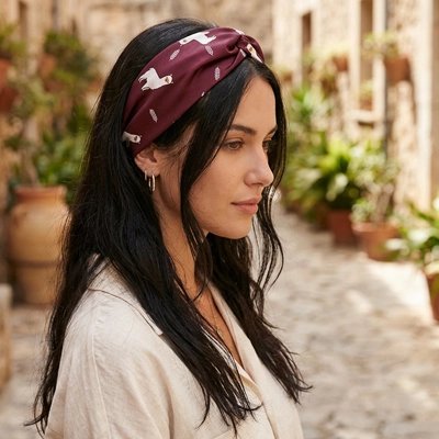 bandeau cheveux rouge femme attache ses cheveux