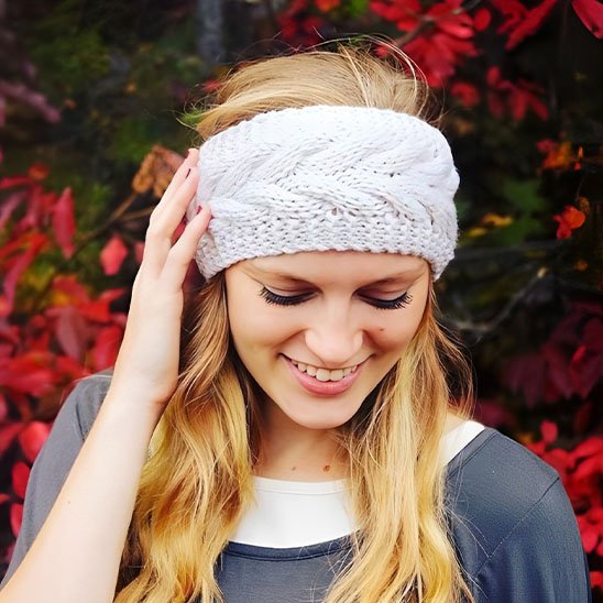 bandeau cheveux blanc femme souriante