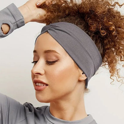 bandeau cheveux gris femme attache ses cheveux