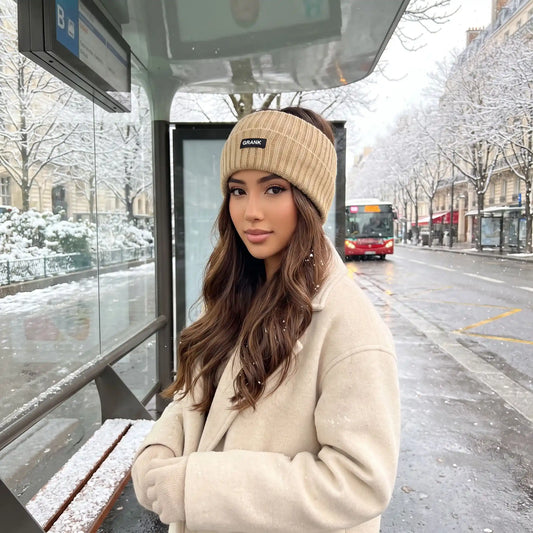 bandeau pour cheveux kaki femme attend confortablement son bus sous la neige