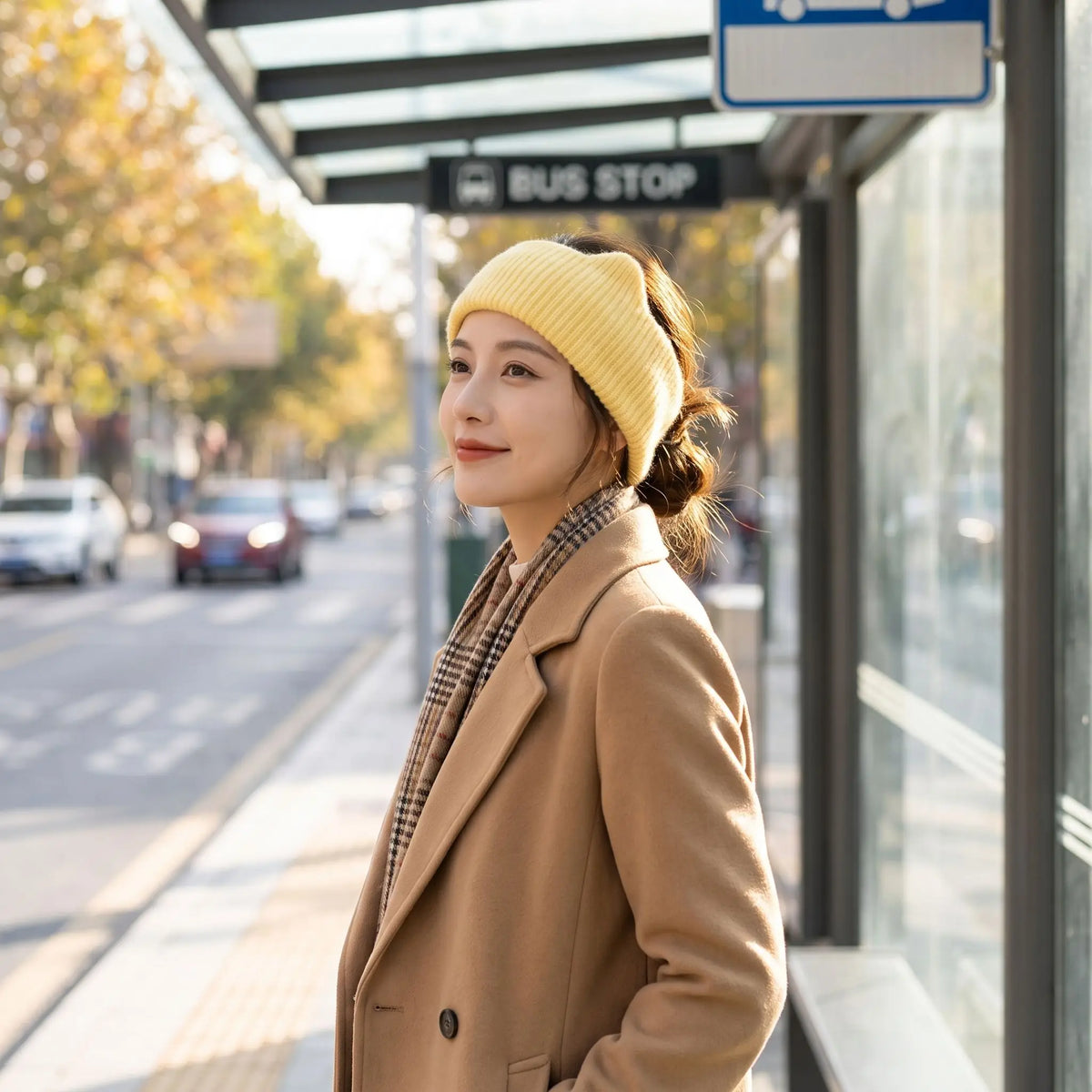 bandeau pour les cheveux jaune femme attend son bus bien protégée