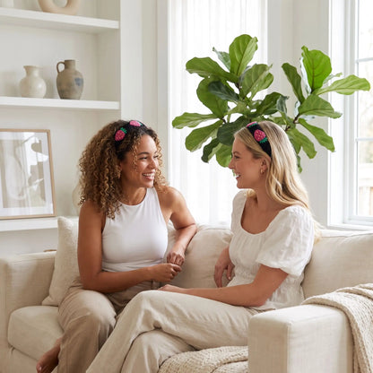 bandeau pour les cheveux modele 1 deux amies bien asorties en bandeau discutent au salon