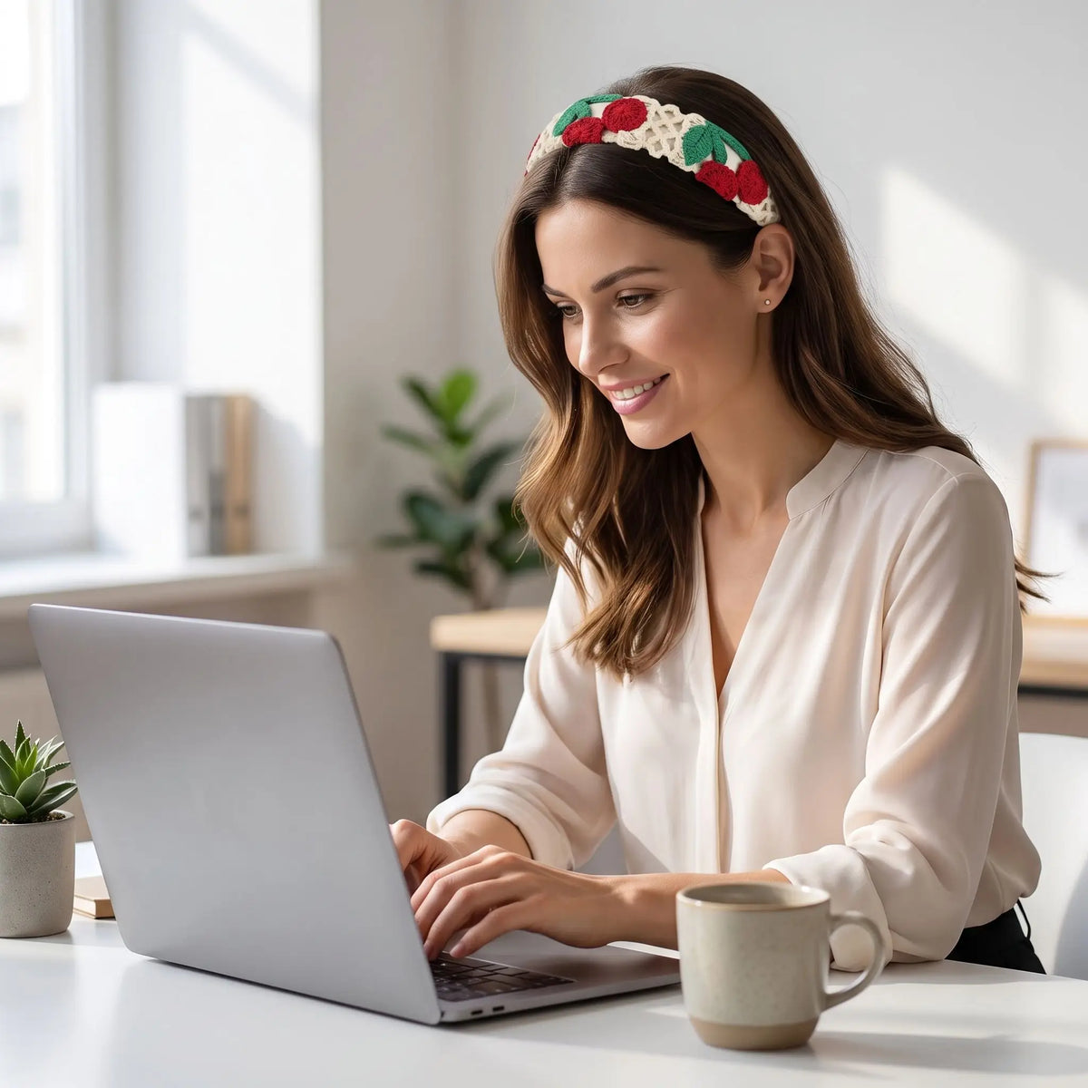 bandeau pour les cheveux modèle 4 femme travaille dans son bureau bien coiffée