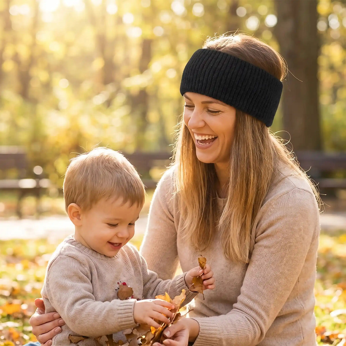bandeau pour les cheveux noir femme joue avec son bébé au parc