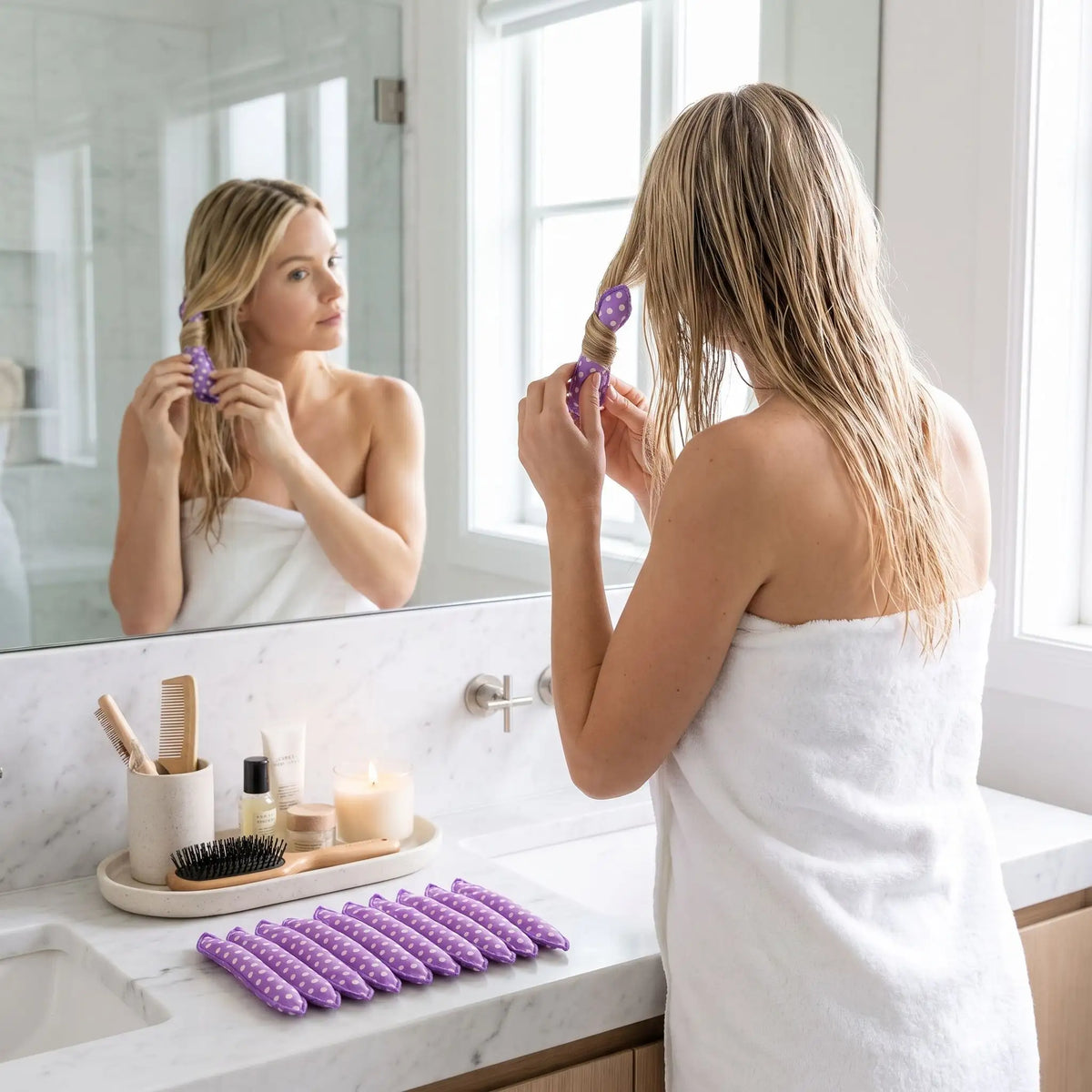 bigoudi violet femme entrain d'enrouler ses cheveux mouillés