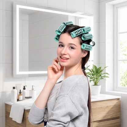bigoudis multicolores femme les enroule sur ses cheveux