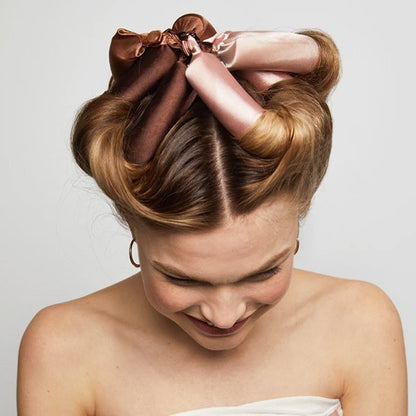 bigoudis en satin femme les porte sur sa tête