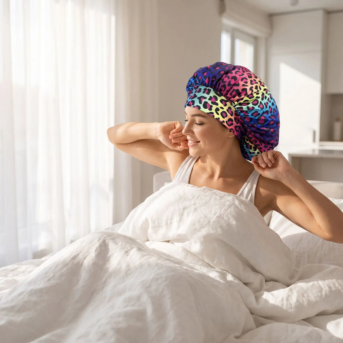bonnet de nuit leopard coloré femme se reveille avec un sourire
