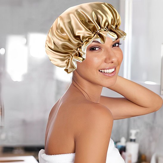 bonnet de nuit satin doré femme toute souriant le porte après le bain