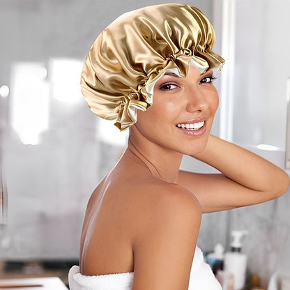 bonnet de nuit satin doré femme toute souriant le porte après le bain