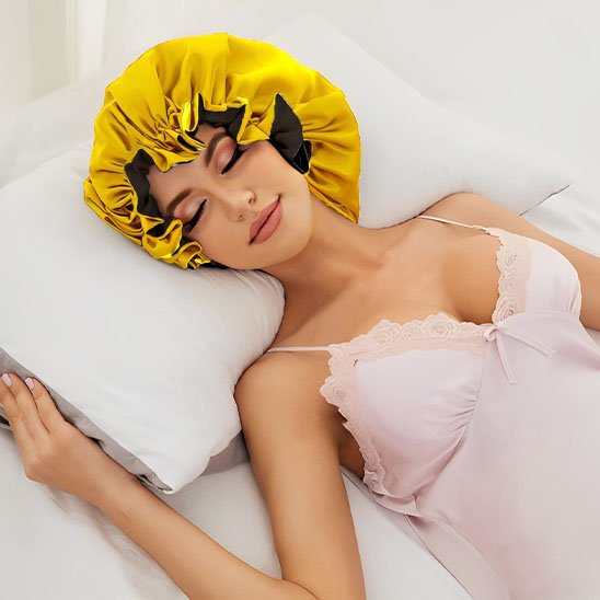 bonnet de nuit satin jaune femme dort paisiblement