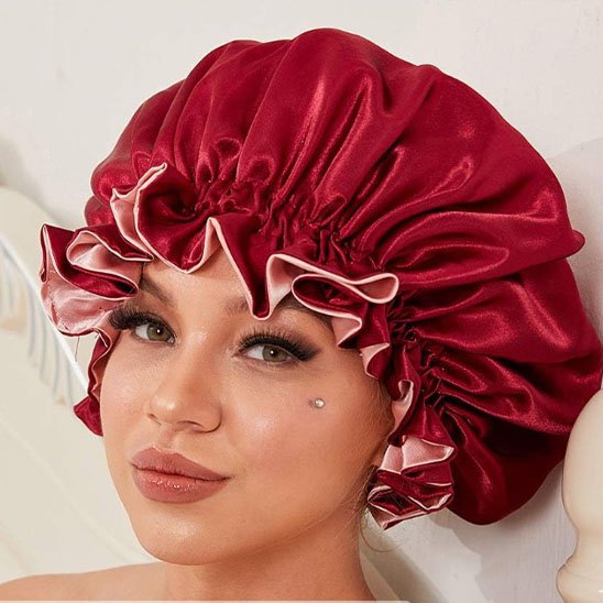 bonnet de nuit satin rouge femme le porte élégamment