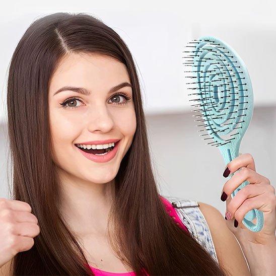 Brosse cheveux bouclés  bleue femme heureuse
