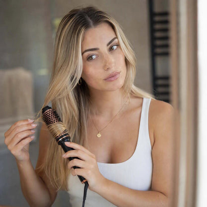 brosse cheveux noir femme boucle ses cheveux