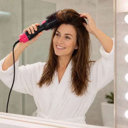 brosse cheveux noir et rose femme brosse ses cheveux