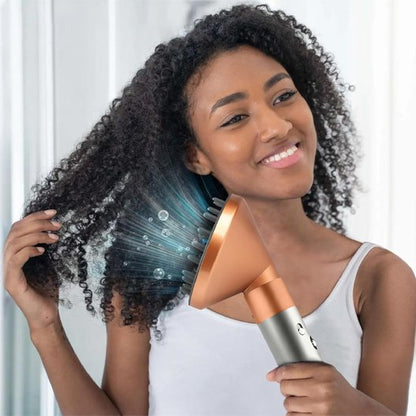 Diffuseur seche cheveux doré diffuse de l'air sur les cheveux de madame
