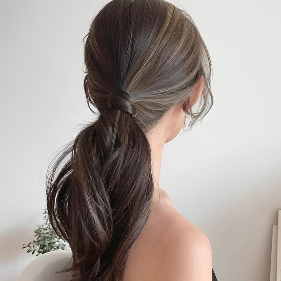 elastique cheveux brun foncé attache les cheveux de la femme