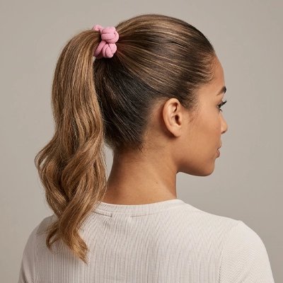 elastique cheveux rose queue de cheval bien faite