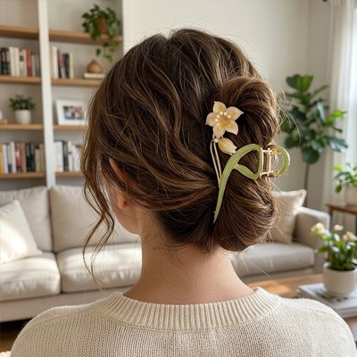 Pince à cheveux fleur jaune femme ttache ses cheveux en chignons