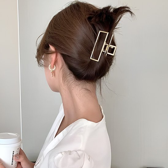 Pince a cheveux dorée femme attache ses cheveux