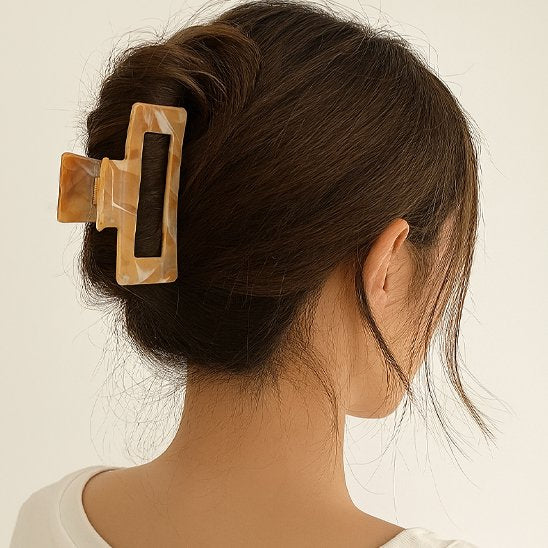 Pince a cheveux​ beige femme attache ses cheveux