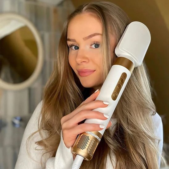Seche cheveux blanc et doré femme lisse ses cheveux
