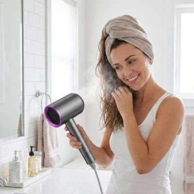 Seche cheveux ionique gris femme qui sèche ses cheveux