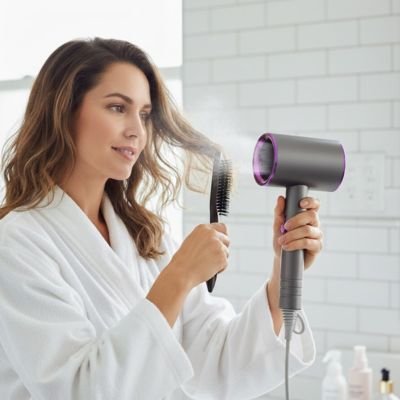 Seche cheveux ionique gris femme qui utilise sur ses cheveux