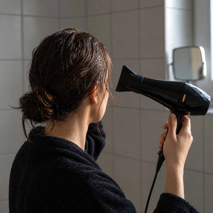 seche cheveux noir femme sche ses cheveux mouillés