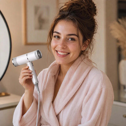 Seche cheveux blanc femme heureuse