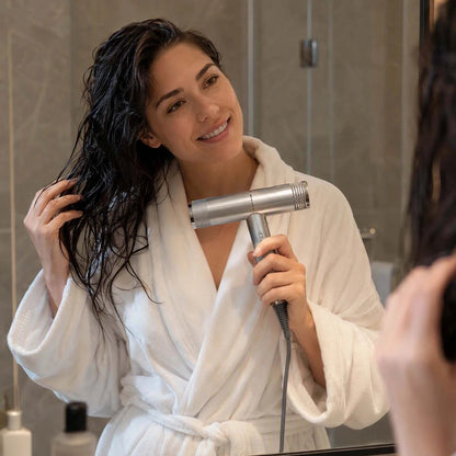 Seche cheveux gris femme contente de sécher ses cheveux